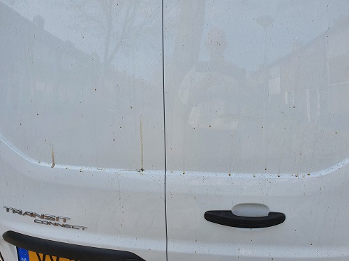 troep op achterkant van auto