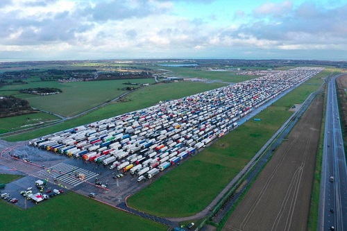 duizenden vrachtwagens op engels vliegveld
