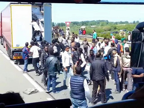 toestand bij calais met vluchtelingen, eind 2015