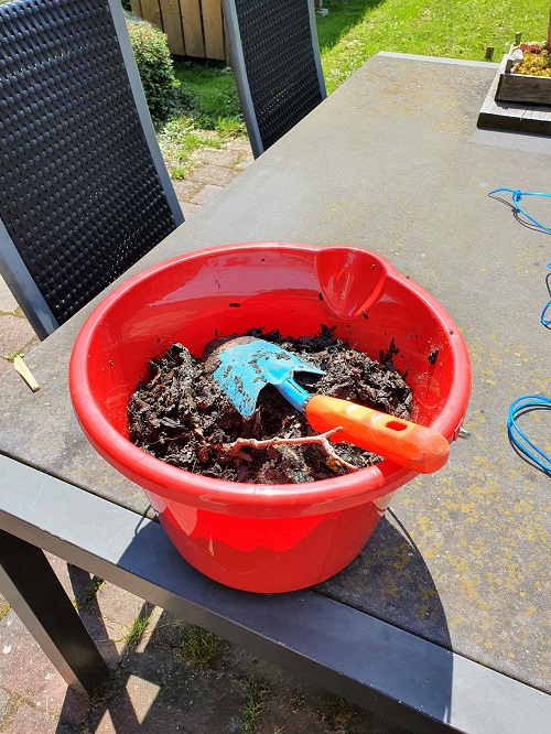 emmer met troep uit dakgoot