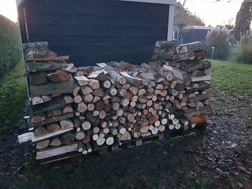geklooft hout opstapelen