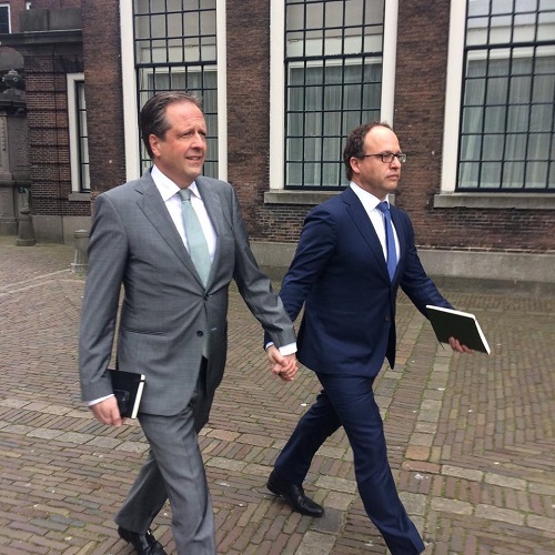 kamerleden hand in hand