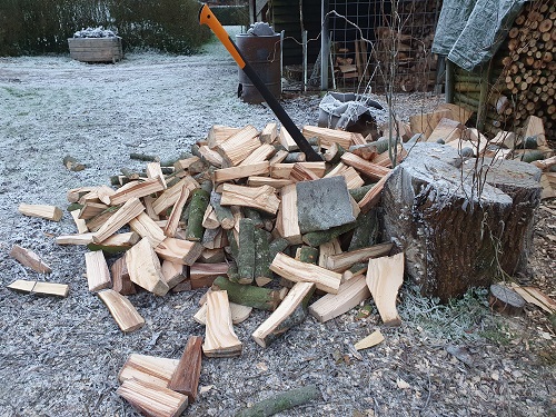 hout kloven met een bijl