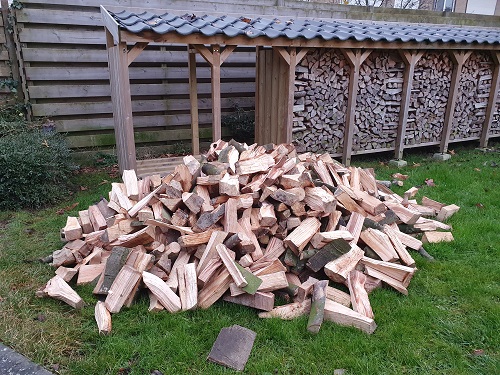 hoopje hout in de tuin
