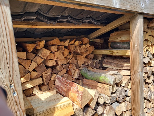 gat in houtstapel door drogen