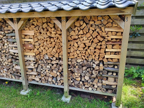 volle houtstapel