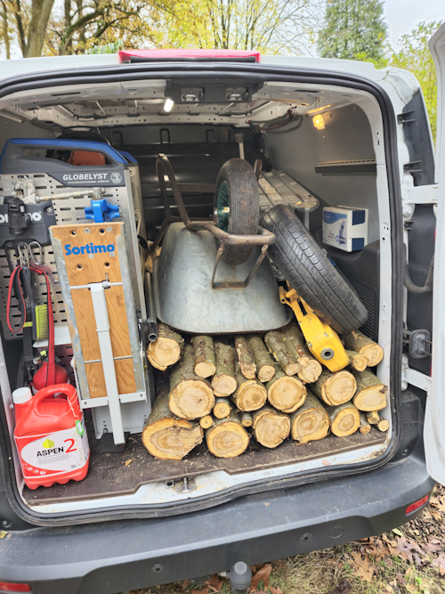 de combinatie hout en spullen zorgt voor een volle auto