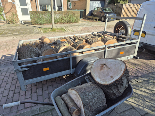 karretje vol bomenhout uit de lange voorraad
