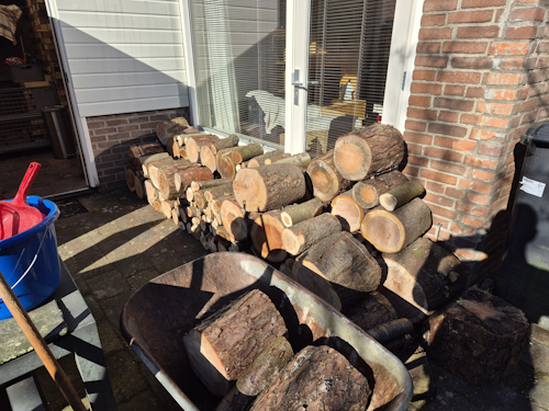 stapel bomenhout om gekloofd te worden