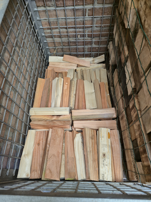 gestapeld zacht aanmaakhout