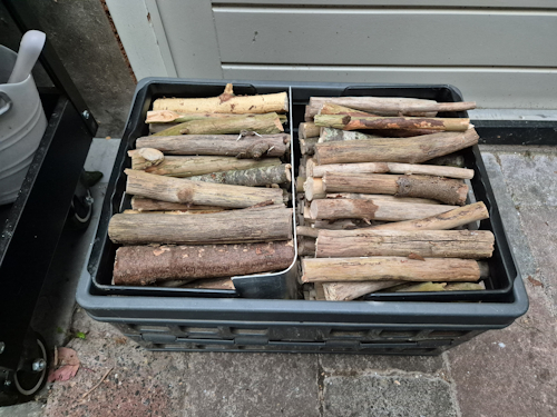 bakje aanmaakhout rechtstreeks uit het bos