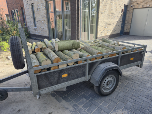 aanhanger vol hout met als bestemming de lange voorraad