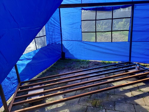 frame houtopslag in tent