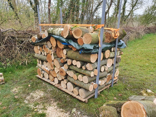 goede houtstapel, spaarpot half vol