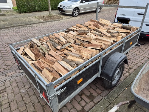 gekloofd hout op transport