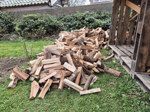 gekloofd hout los gestort in de tuin