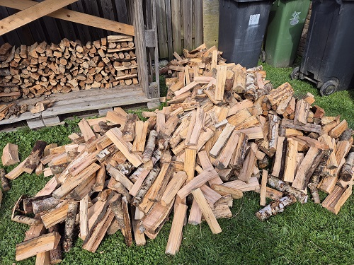 los gestort hout voor houtopslag