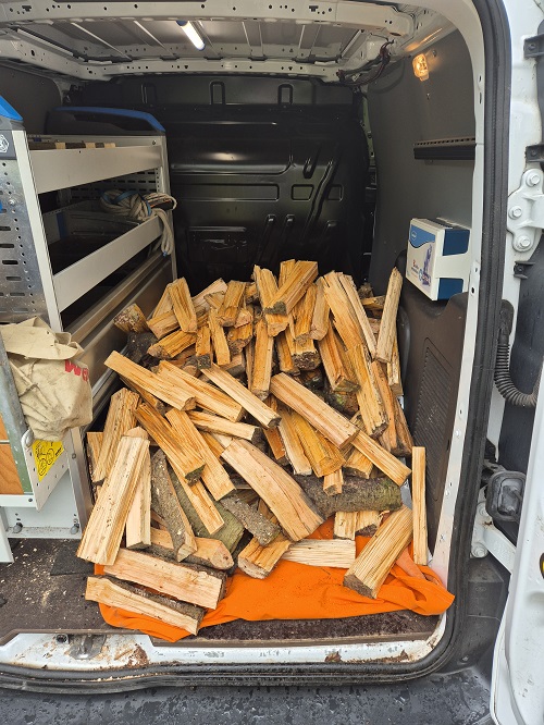 vers gezaagd en gekloofd hout in de auto