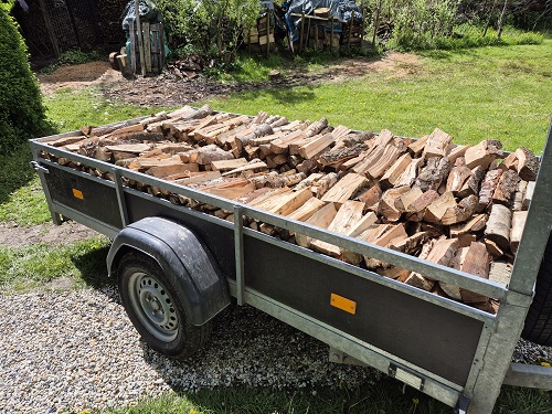 karretje gezaagd en gekloofd hout op transport