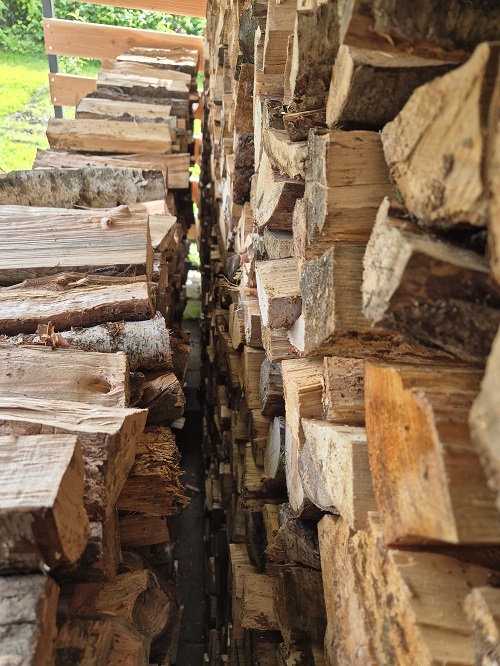 ruimte tussen de rijen, hout droogt immers op de wind dus het moet door kunnen waaien