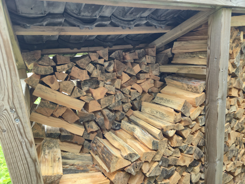 hoek achtertuin en bloembed