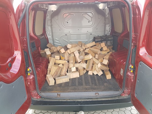 karretje hout gezaagd met een kettingzaag