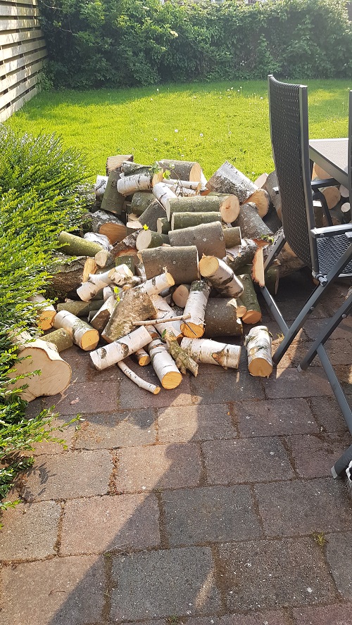 gezaagd hout in de tuin
