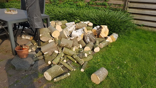 gezaagd hout in de tuin