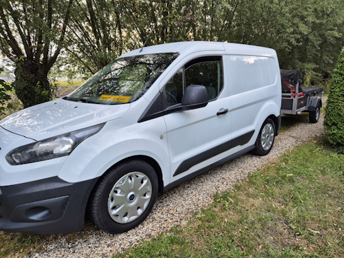 auto met aanhanger, versnipperaar in de auto geladen