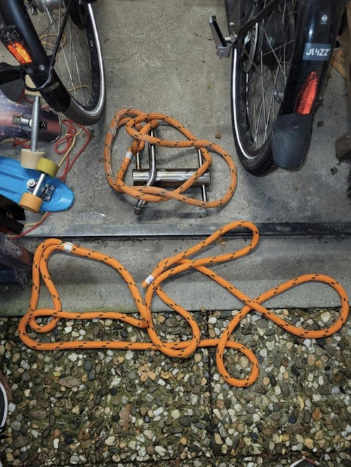 afvangbolder met bevestigingslijnen