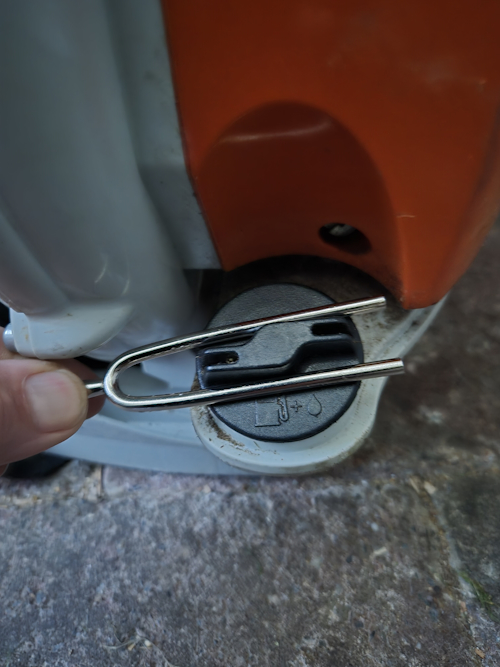 benzinedop stihl bosmaaier of bladblazer openen met stemvork