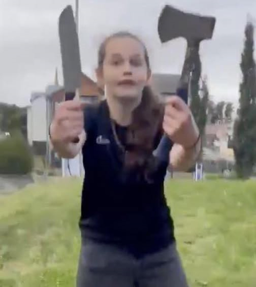 schots 14-jarig meisje met mes en bijl