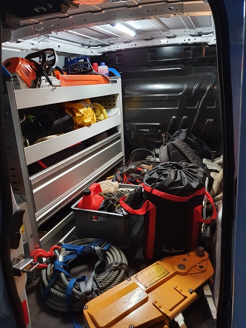 bus vol materiaal tbv zaagwerk