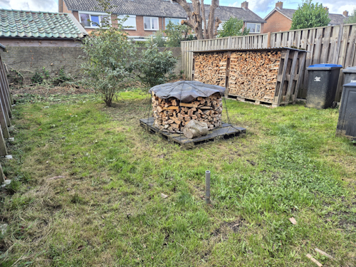 bloembed en gras gemaaid, klaar voor de winter