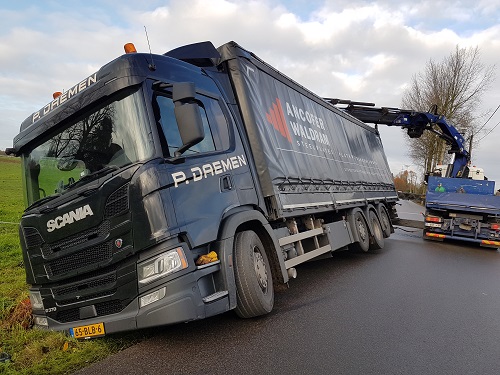 vrachtwagen in de kant