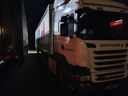 trekker oplegger geparkeerd in het donker