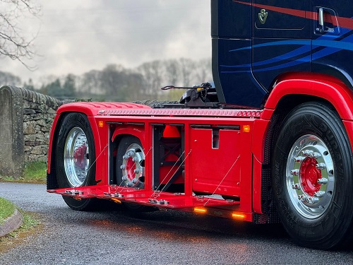 de weggebouwde baby-as op de scania trekker van harrisons transport