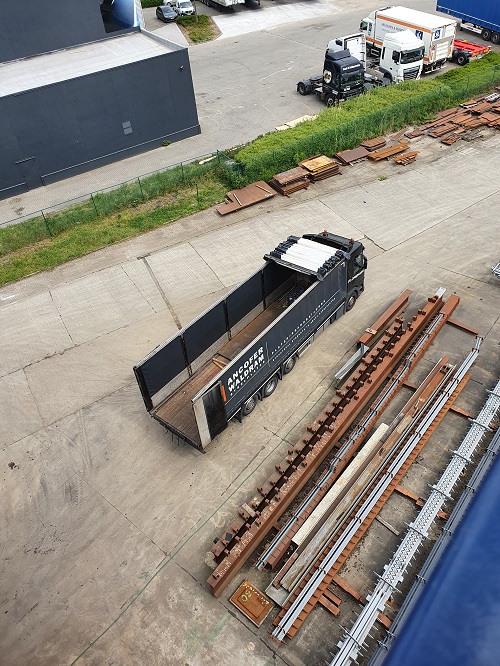 vrachtwagen lijkt dinky toy van deze hoogte