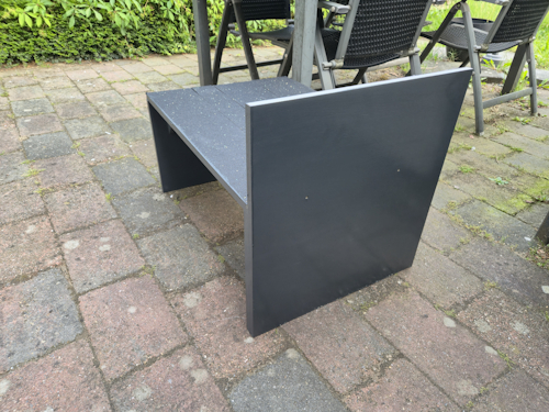 tafeltje voor in de opbergkist voorzien van antislip en antraciet