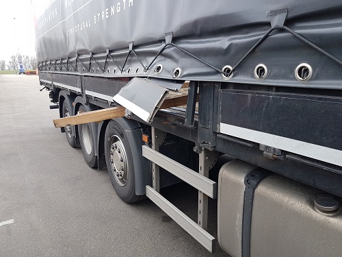 balk door zijbord vrachtwagen