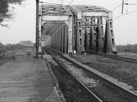 zwartwit foto spoorbrug waal zaltbommel
