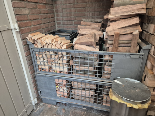 januari 2026: de bak weer vol aanmaakhout